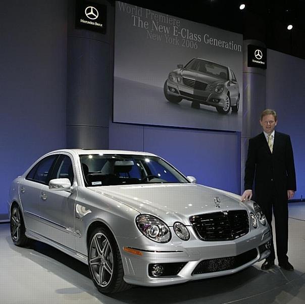 Dr. Klaus Maier, im Geschäftsfeldvorstand der Mercedes Car Group verantwortlich für Vertrieb und Marketing (hier am neuen E 63 AMG) präsentiert auf der New York International Auto Show 2006 die neue Generation.